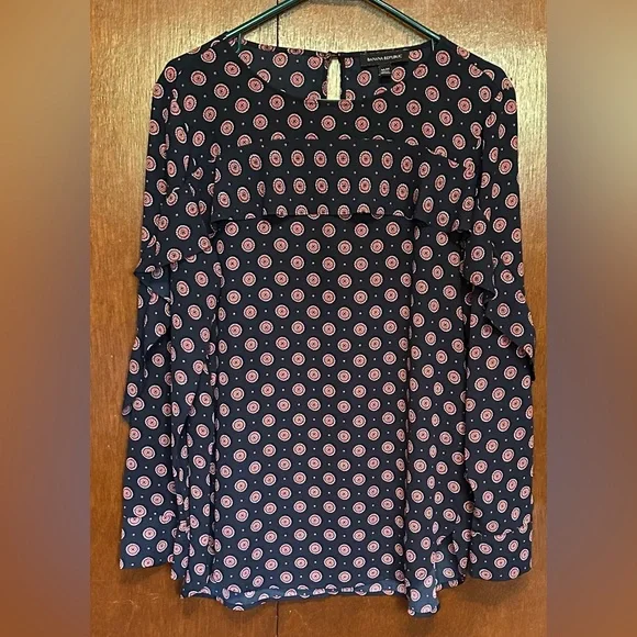 ✅ 3 for $25 - Banana Republic Navy Blue and Red Patterned Blouse with ruffle - Picture 5 of 11
